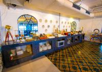 uma cozinha com um balcão com comida em Bloom Hotel - Gachibowli em Hyderabad