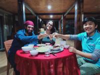 北市Ba Bể Green (View Ba Be lake)的一群三人坐在桌子旁吃着食物