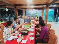 北市Ba Bể Green (View Ba Be lake)的一群人围坐在桌旁吃饭