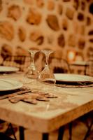 マルディンにあるCARRA KONAĞIのワイングラス2杯