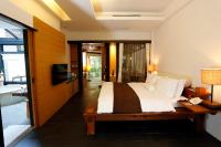 a bedroom with a large bed and a bathroom at Mudanwan Villa in Mudan