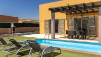 Bazén v ubytování Villa Calima by Calima Villas nebo v jeho okolí