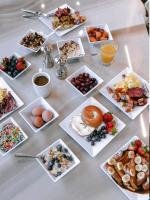 BharūchにあるHyatt Place Bharuchの多皿の朝食用食材