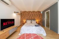 Łóżko lub łóżka w pokoju w obiekcie CHARMANT STUDIO RENOVÉ 150m DE MONACO