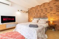 Łóżko lub łóżka w pokoju w obiekcie CHARMANT STUDIO RENOVÉ 150m DE MONACO