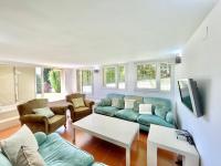 TV a/nebo společenská místnost v ubytování Villa Los Lirios Puerto Banus - EaW Homes