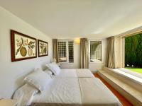 Postel nebo postele na pokoji v ubytování Villa Los Lirios Puerto Banus - EaW Homes