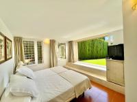 Postel nebo postele na pokoji v ubytování Villa Los Lirios Puerto Banus - EaW Homes
