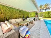 Bazén v ubytování Villa Los Lirios Puerto Banus - EaW Homes nebo v jeho okolí