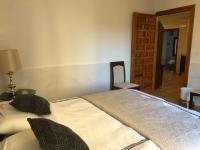Posteľ alebo postele v izbe v ubytovaní Apartamentos Toledo Casa Galería de los Aljibes