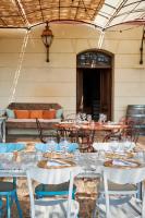 una mesa con copas de vino y sillas en el patio en Château Saint Roux Le Luc-Le Cannet des Maures, en Le Cannet-des-Maures