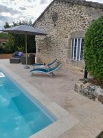 Bazén v ubytovaní La petite maison bleue avec piscine alebo v jeho blízkosti