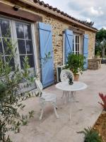 Vonkajšia záhrada v ubytovaní La petite maison bleue avec piscine