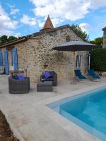 Bazén v ubytovaní La petite maison bleue avec piscine alebo v jeho blízkosti
