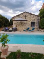 Bazén v ubytovaní La petite maison bleue avec piscine alebo v jeho blízkosti
