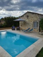 Bazén v ubytovaní La petite maison bleue avec piscine alebo v jeho blízkosti