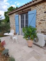 Vonkajšia záhrada v ubytovaní La petite maison bleue avec piscine