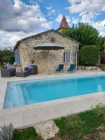 Bazén v ubytovaní La petite maison bleue avec piscine alebo v jeho blízkosti