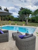 Bazén v ubytovaní La petite maison bleue avec piscine alebo v jeho blízkosti