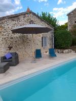 Bazén v ubytovaní La petite maison bleue avec piscine alebo v jeho blízkosti