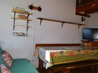 Telewizja i/lub zestaw kina domowego w obiekcie Appartement cosy avec mezzanine et parking, proche des pistes - FR-1-592-47