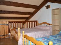 Łóżko lub łóżka w pokoju w obiekcie Appartement cosy avec mezzanine et parking, proche des pistes - FR-1-592-47