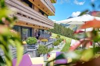 A garden outside Chalet Hohe Welt - luxury apartments