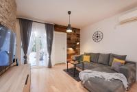 Televízia a/alebo spoločenská miestnosť v ubytovaní L&R luxury apartment- free parking
