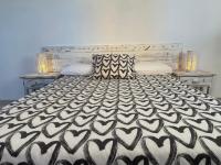 A bed or beds in a room at Low Island House