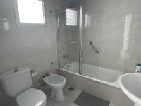 A bathroom at Low Island House