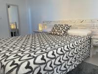 A bed or beds in a room at Low Island House