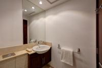 Durrani Homes - Luxe Living with Burj Khalifa and Fountain View - third room without partitionにあるバスルーム