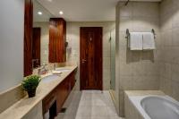 Durrani Homes - Luxe Living with Burj Khalifa and Fountain View - third room without partitionにあるバスルーム