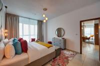 Durrani Homes - Luxe Living with Burj Khalifa and Fountain View - third room without partitionにあるベッド