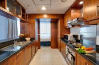 Durrani Homes - Luxe Living with Burj Khalifa and Fountain View - third room without partitionにあるキッチンまたは簡易キッチン