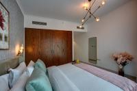Durrani Homes - Luxe Living with Burj Khalifa and Fountain View - third room without partitionにあるベッド