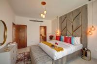 Durrani Homes - Luxe Living with Burj Khalifa and Fountain View - third room without partitionにあるベッド