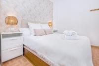 A bed or beds in a room at Victoria City Center Apartment