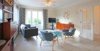 Telewizja i/lub zestaw kina domowego w obiekcie Superb contemporary 2 bed villa +private pool