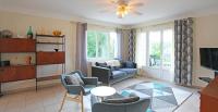 Telewizja i/lub zestaw kina domowego w obiekcie Superb contemporary 2 bed villa +private pool