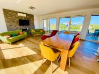 Posezení v ubytování Villa am Meer mit Pool & Kinderpool - Leon's Holiday Homes