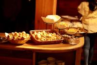 uma mesa com um monte de comida nela em Horizon KiteSurfing Beach Resort em Kalpitiya