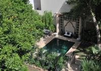 una piscina en medio de un jardín en La Maison de Tanger, en Tánger