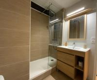 Tr&egrave;s bel appartement refait &agrave; neuf tesisinde bir banyo