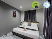 Postel nebo postele na pokoji v ubytování The Living Hotel SamutPrakan