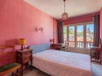 1 dormitorio con paredes rosas, 1 cama y ventana en Appartement Ciboure, 2 pièces, 4 personnes - FR-1-4-663, en Ciboure