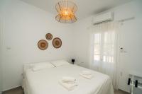 Postel nebo postele na pokoji v ubytování La Maison de Lilac-Luxurious Olive Grove apartments