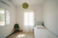 Postel nebo postele na pokoji v ubytování La Maison de Lilac-Luxurious Olive Grove apartments
