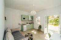 Kuchyň nebo kuchyňský kout v ubytování La Maison de Lilac-Luxurious Olive Grove apartments