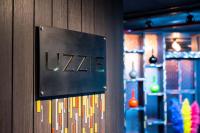 een bord aan de muur met daarop 'visa'. bij Maitria Mode Sukhumvit 15 Bangkok - A Chatrium Collection in Bangkok